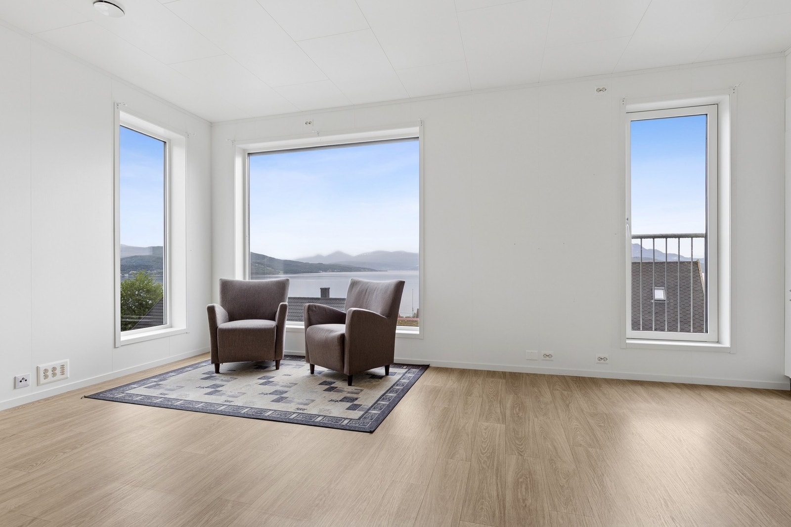 Store vindusflater preger stuen og rammer inn utsikten. Galleribilde