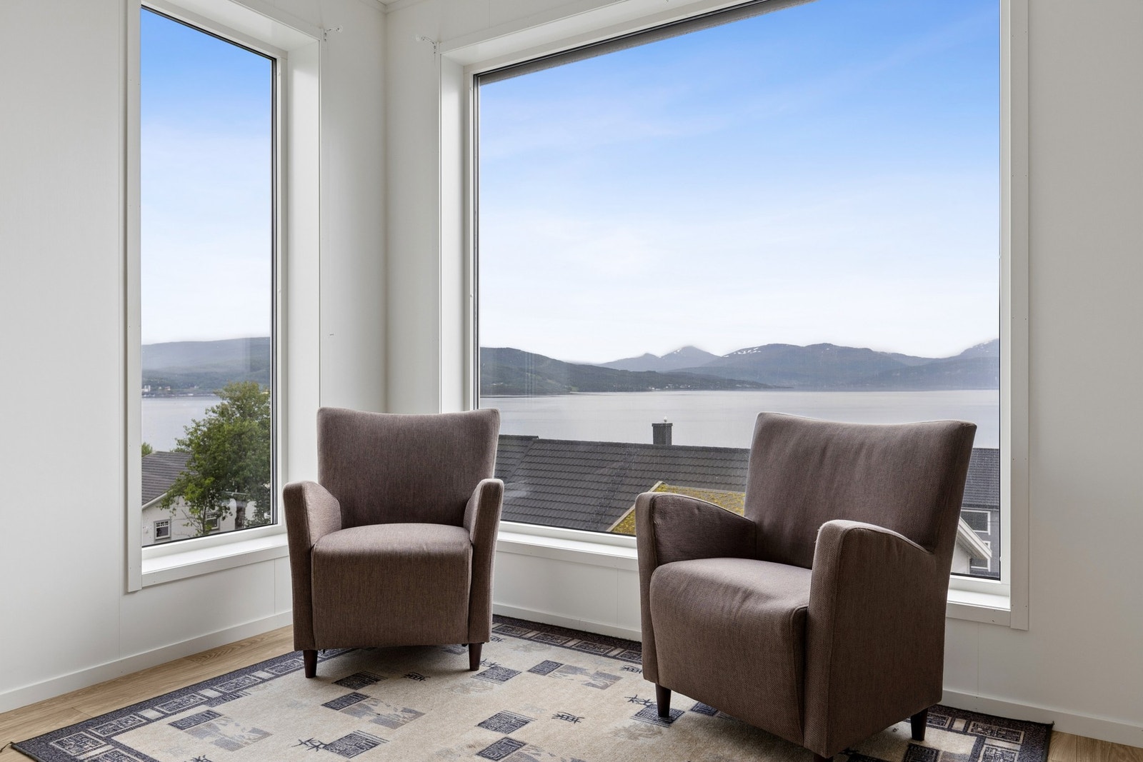 Utsikt mot fjorden og fjellene i det fjerne. Galleribilde