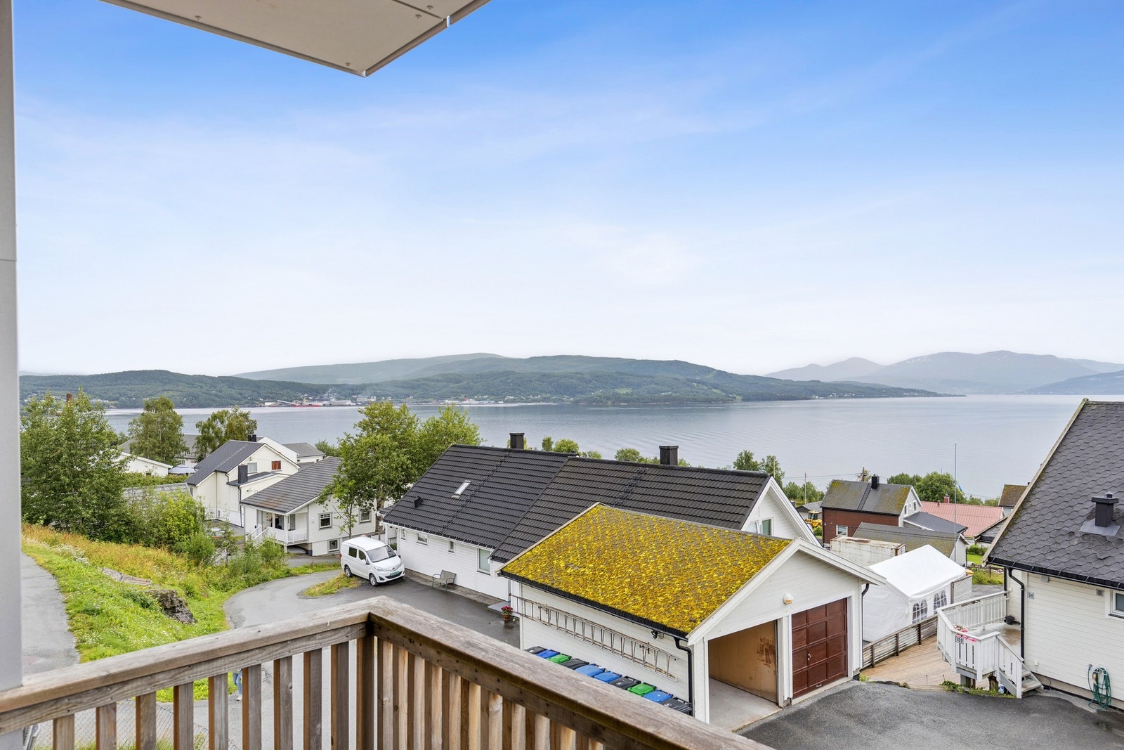 Vidstrakt utsikt over fjorden og nærområdet. Galleribilde
