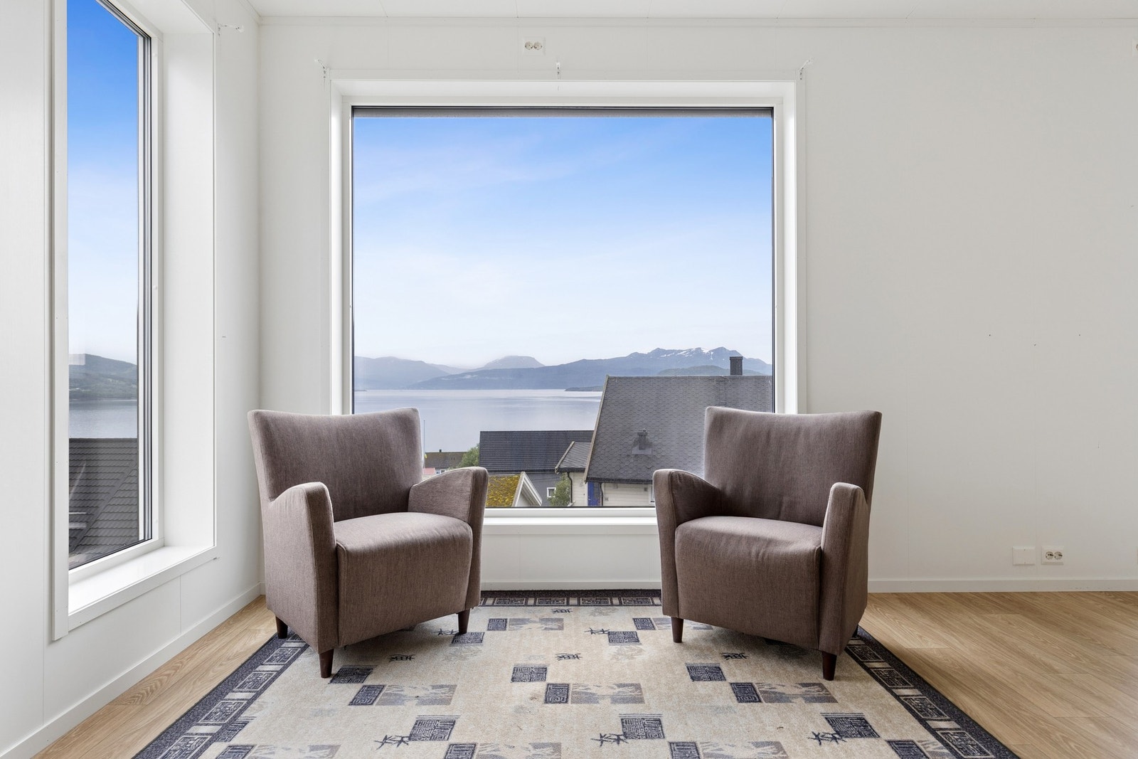 Nyt utsikten over fjorden direkte fra stuen. Galleribilde