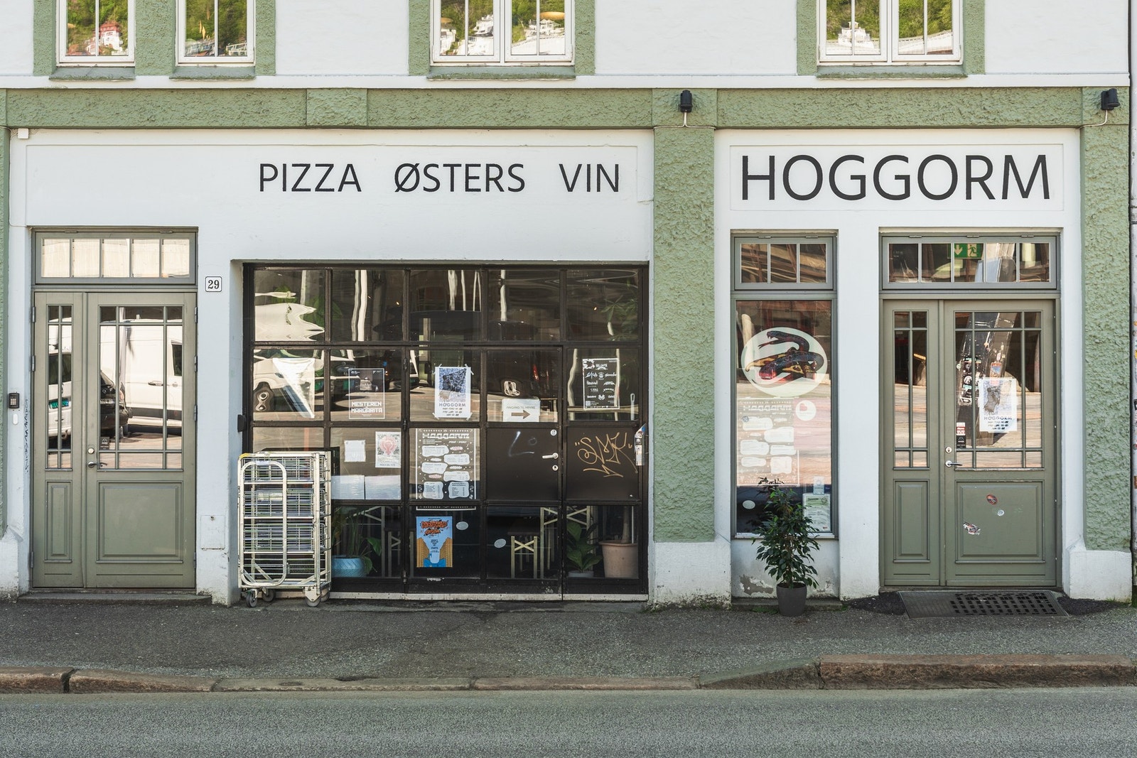 I området kan du nyte flere kaféer, restauranter og barer. Galleribilde