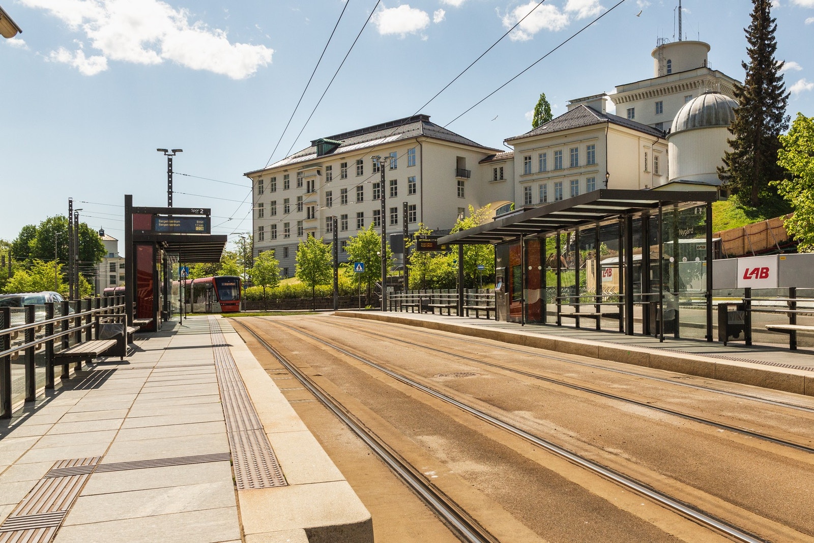 Bergen sentrum byr på gode kollektiv forbindelser med både buss, bybane og tog. Galleribilde
