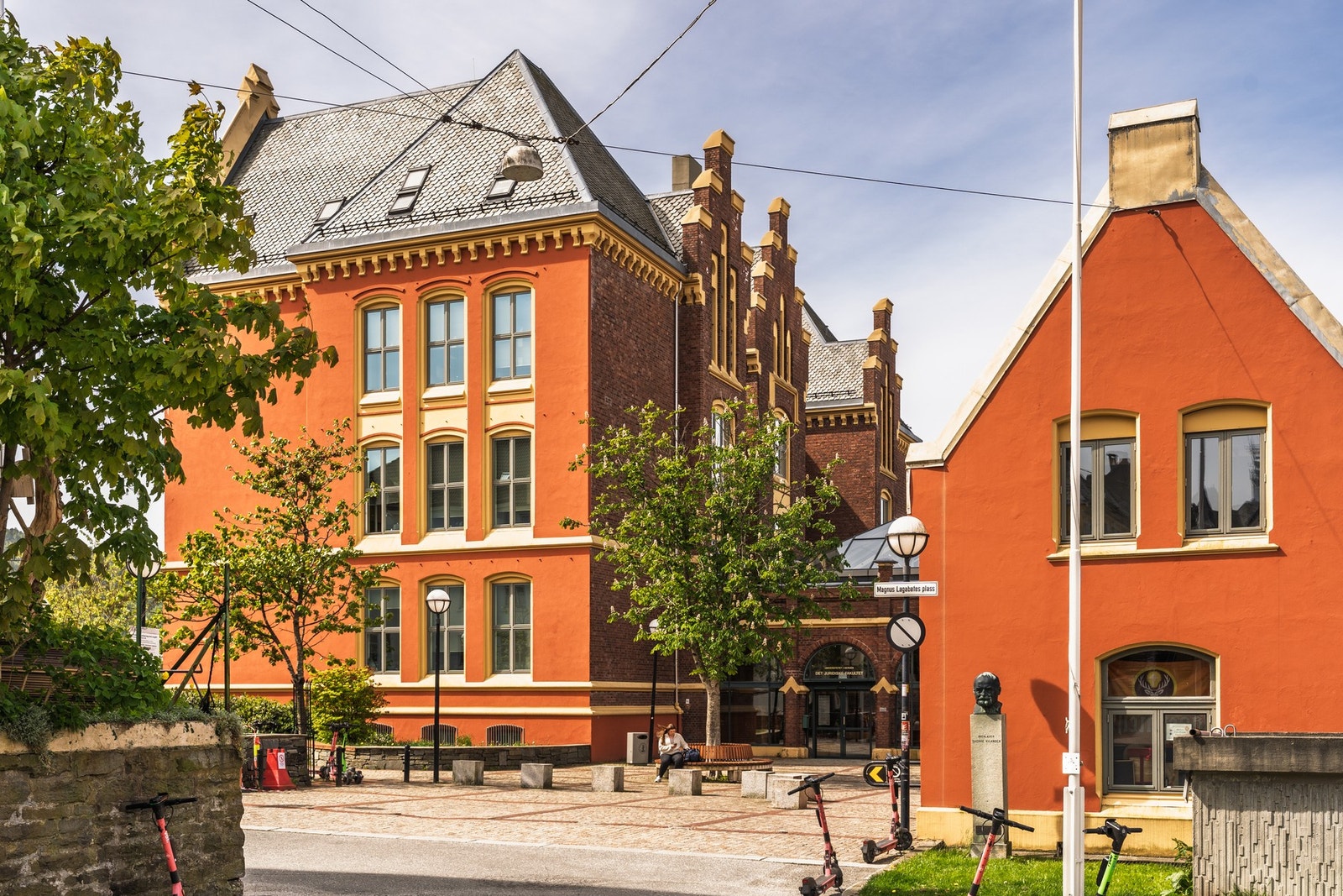Det er gangavstand til flere studiesteder bl.a. Juridisk fakultet, BI og UiB. Galleribilde