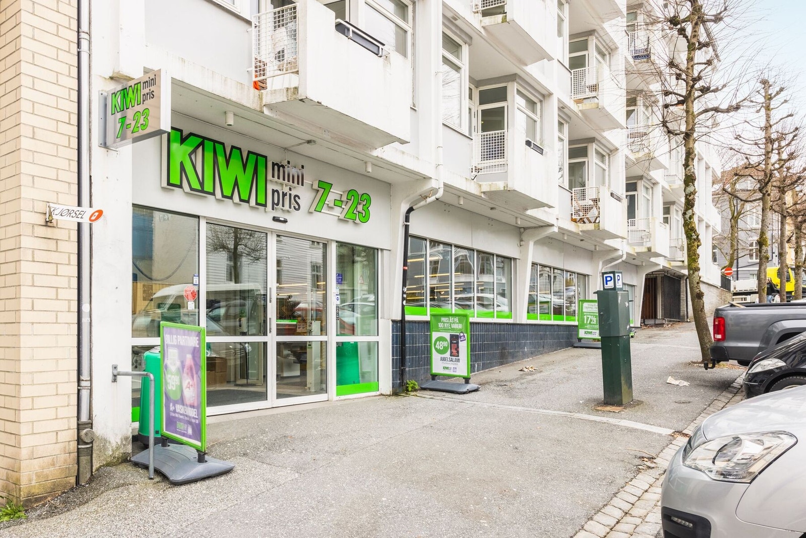 Dagligvarehandelen kan gjøres på Kiwi Strømgaten eller Rema 1000. Galleribilde