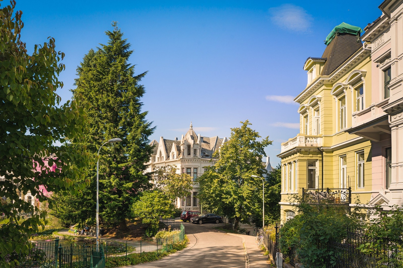 Bosett deg i en av Bergens vakreste gater, omringet av fantastisk arkitektur og nydelig natur. Galleribilde