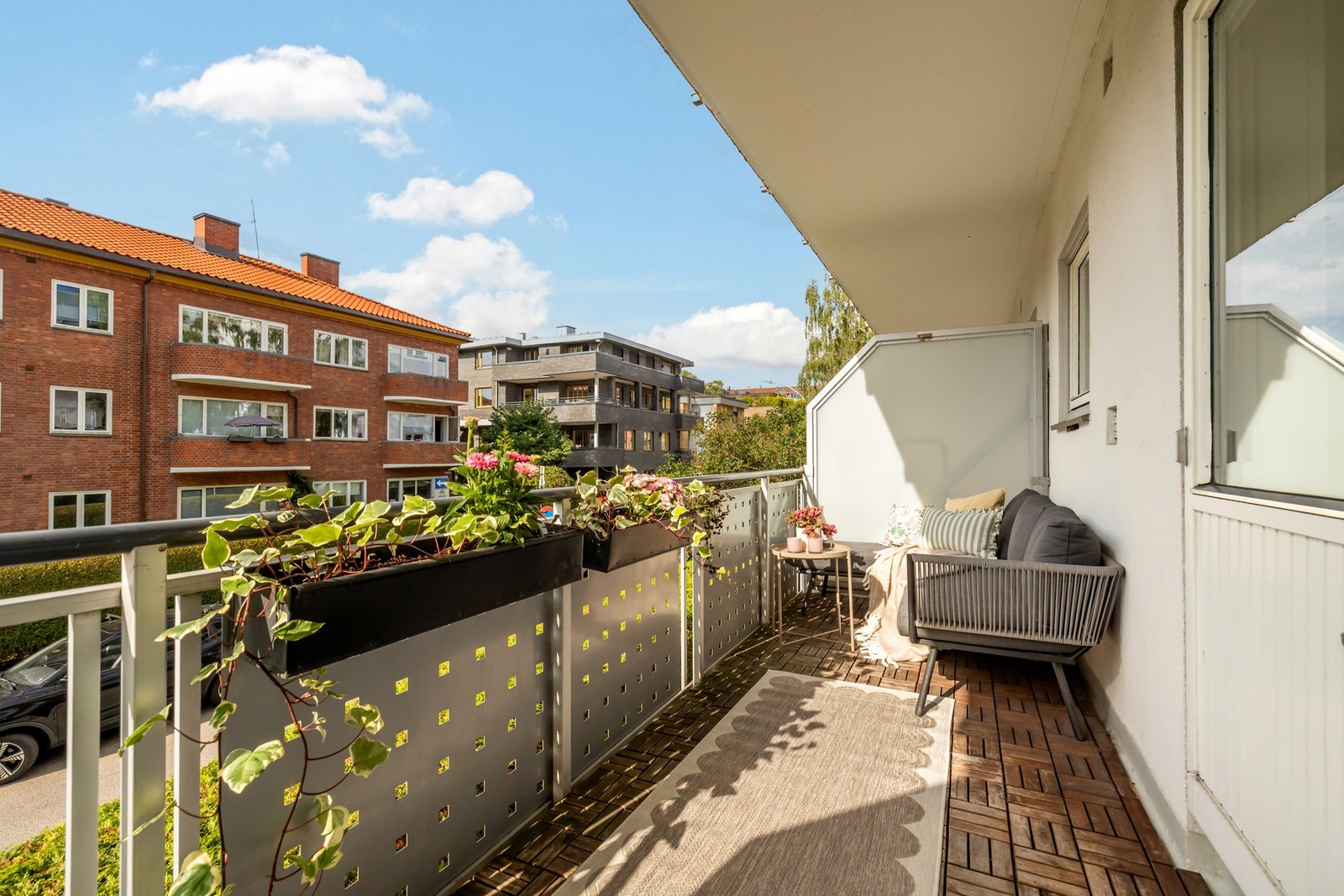 Balkongen er overbygget som skaper et svalt område på varme dager og gjør det lunt og godt på kvelden Galleribilde