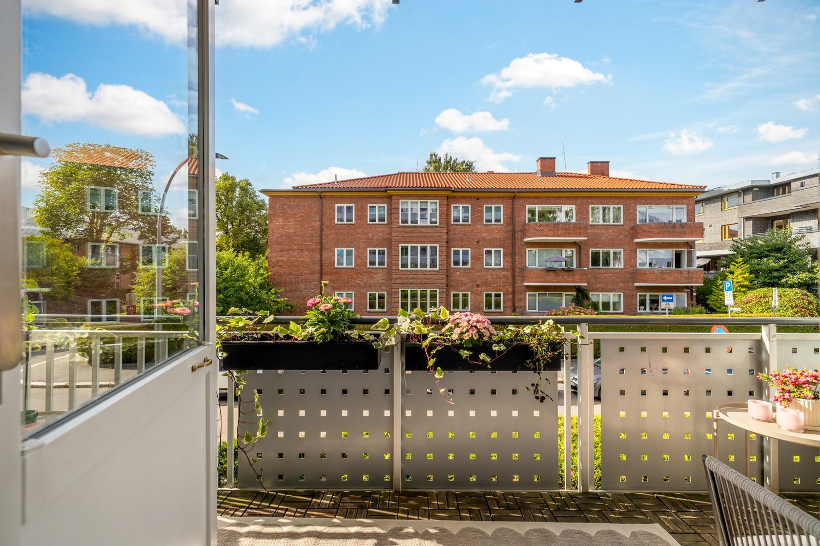 Balkongen blir en herlig forlengelse av stuen i sommerhalvåret hvor varme dager kan nytes til det fulle Galleribilde
