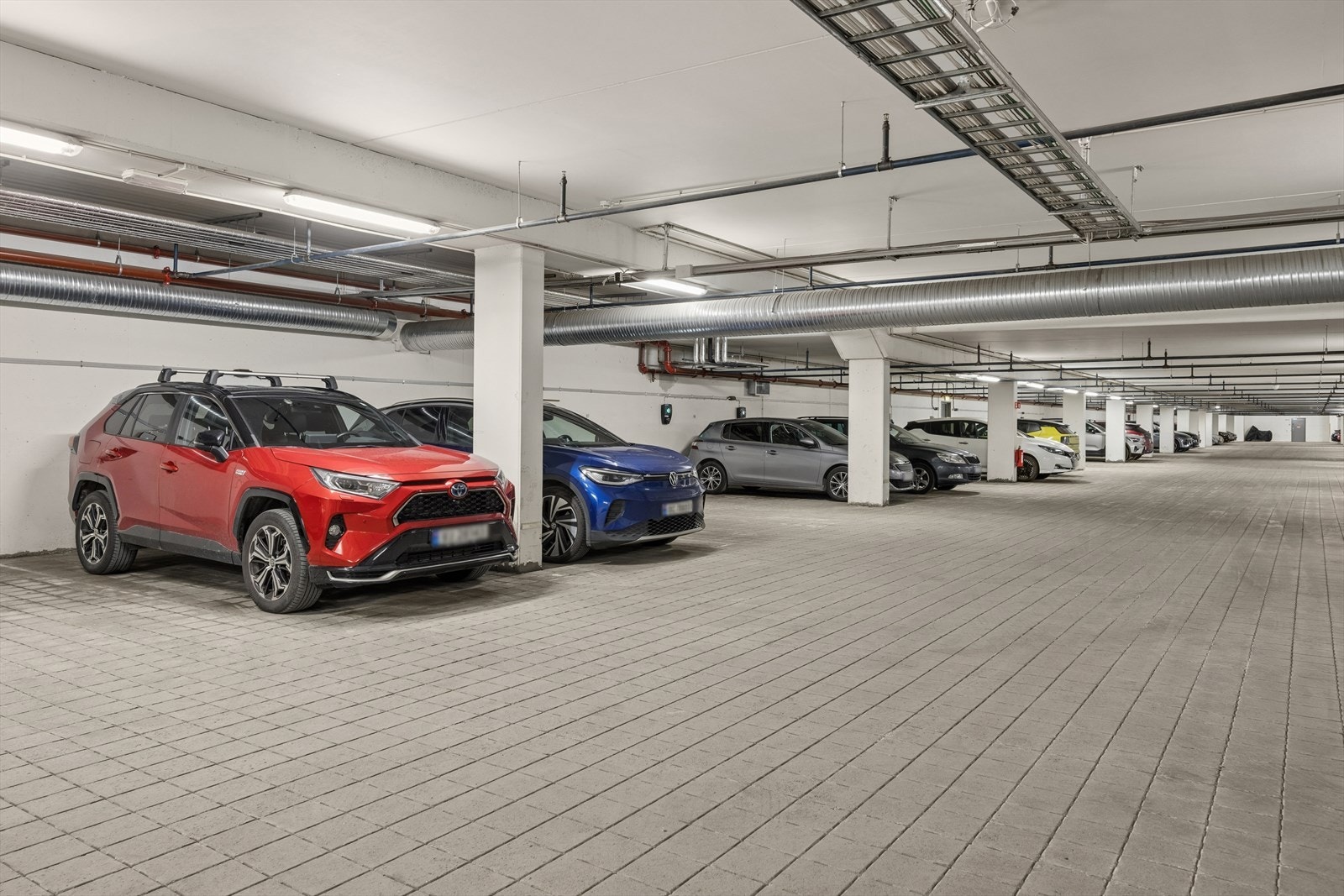 Det medfører parkeringsplass i felles parkeringskjeller med mulighet for å installere el-billader. Galleribilde
