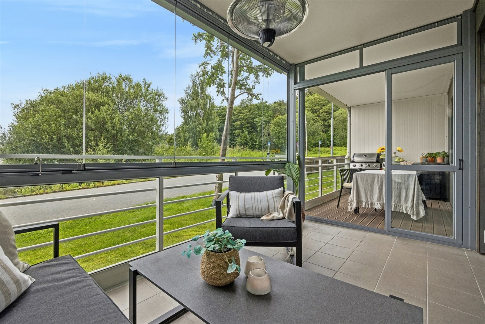 Balkongen er på ca. 9 kvm gir deg mange bruksmuligheter gjennom sesongene. Den har to ulike soner hvor den ene er flislagt og innglassert. Galleribilde