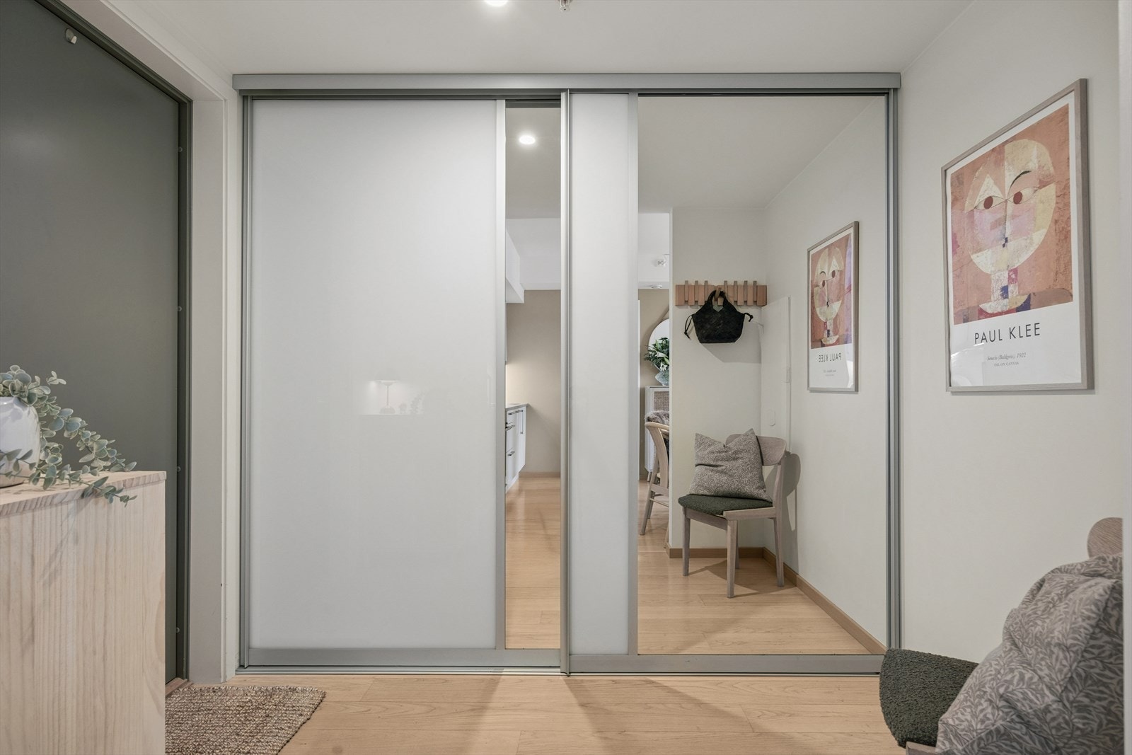 Praktisk skyvedørsgarderobe sørger for god lagringsplass i hverdagen. Galleribilde