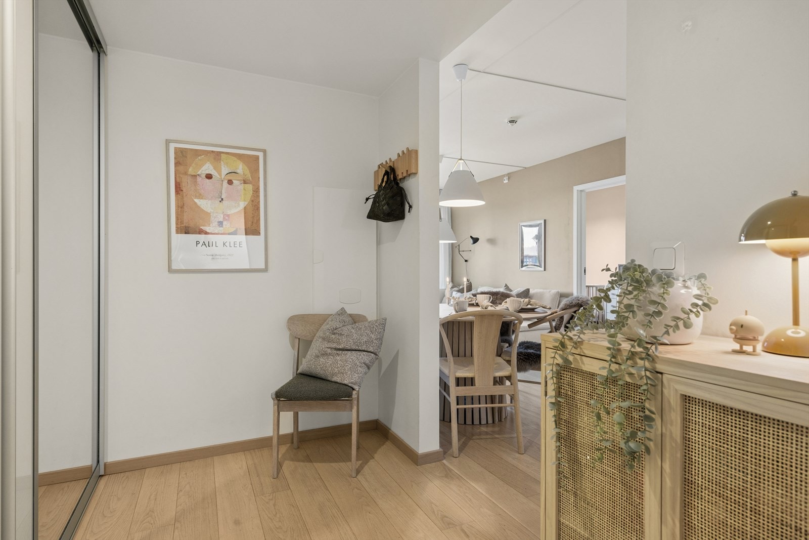 Lys og innbydende entré med gode oppbevaringsmuligheter. Galleribilde