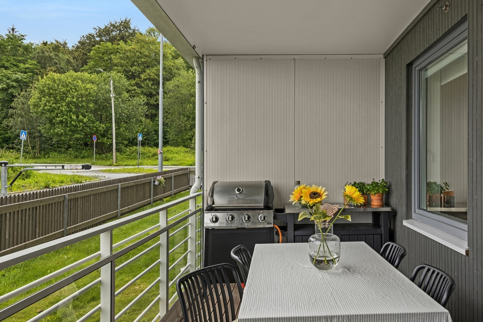 Balkongen byr på gode møbleringsmuligheter og plass til både spisegruppe og grill. Galleribilde