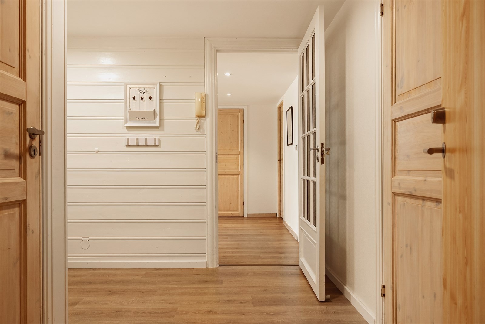 - Velkommen inn i en romslig entré med god plass til å henge fra seg sko og yttertøy - Galleribilde