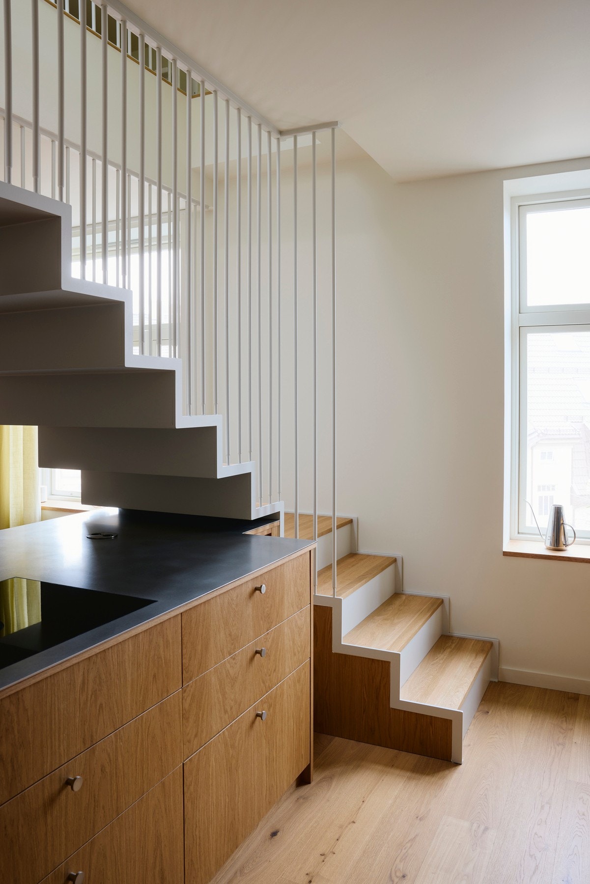 Det er svært god lagringsplass under trappen. Galleribilde