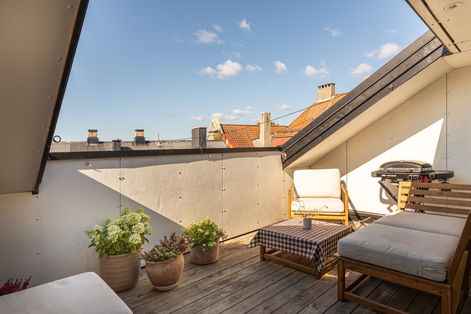 En fantastisk topp- og endeleilighet over 2 plan, total oppusset i 2025, svært påkostet og med egen solrik takterrasse. Galleribilde