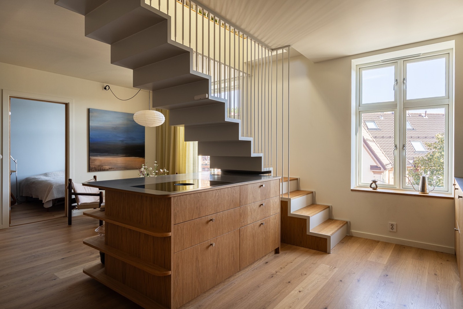 Smykket i leiligheten er en helt unik og arkitekttegnet trapp i stål fra Kampen Mekaniske. Galleribilde