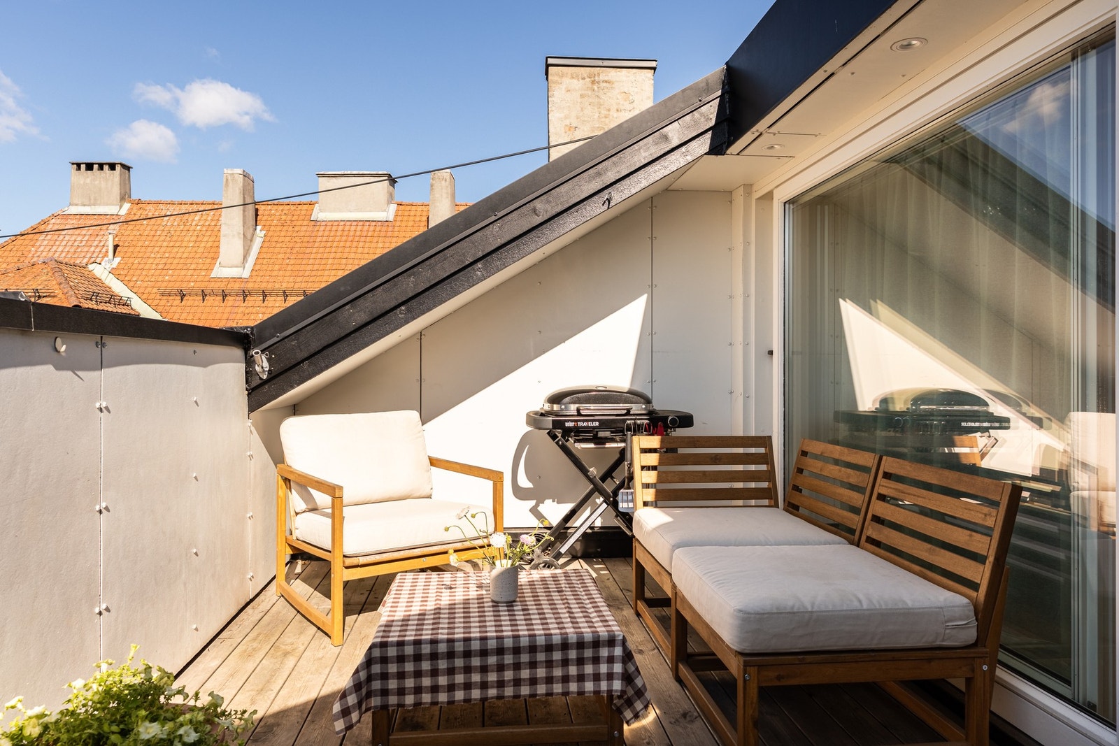 Takterrassen er vendt mot vest/sydvest og har svært gode solforhold fra ca 10-22 på sommeren. Galleribilde