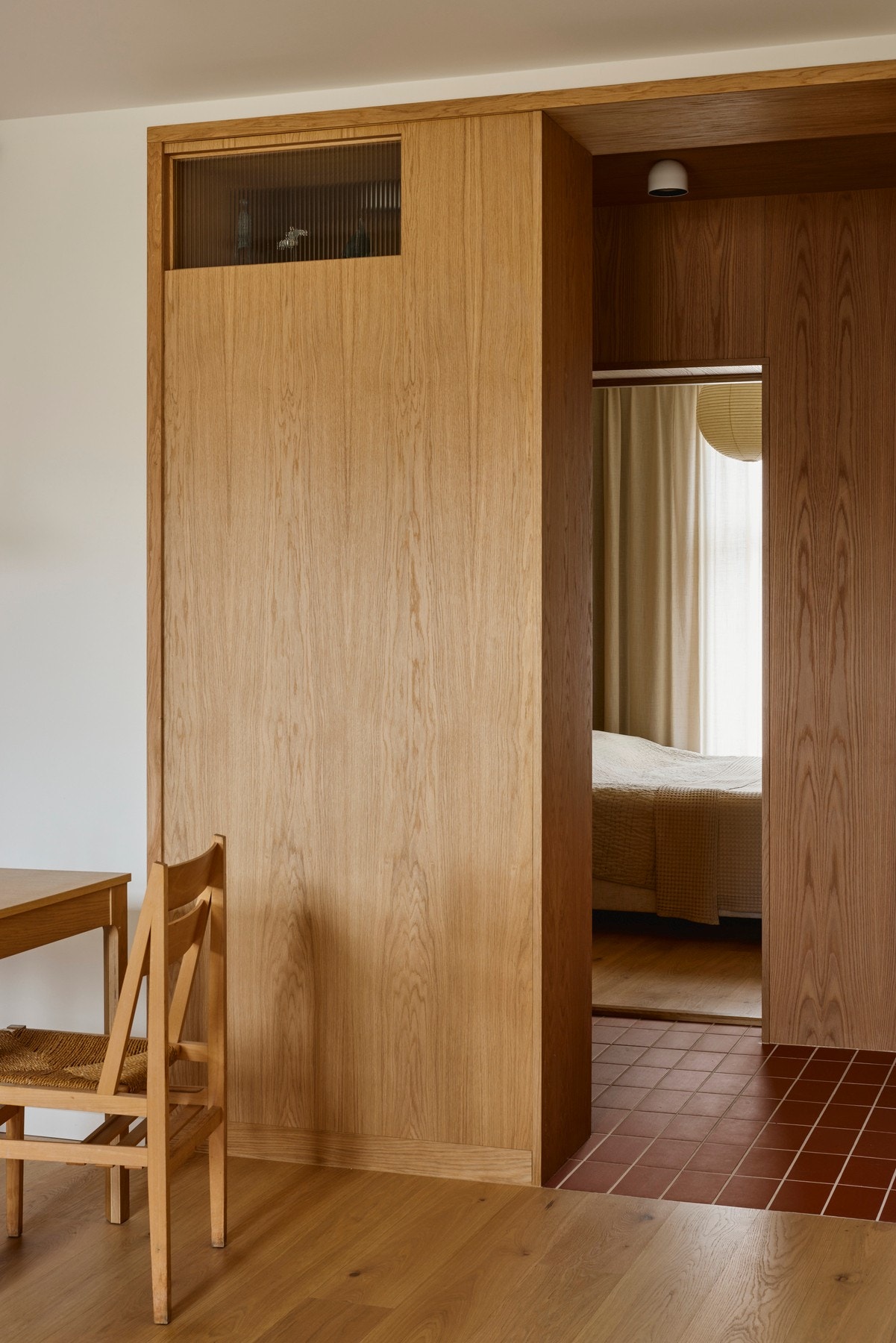 Entréen er helt unik, kledd i eik med nydelige gulvfliser i terrakotta. Legg merke til vinduet i rillet glass mellom rommene. Galleribilde