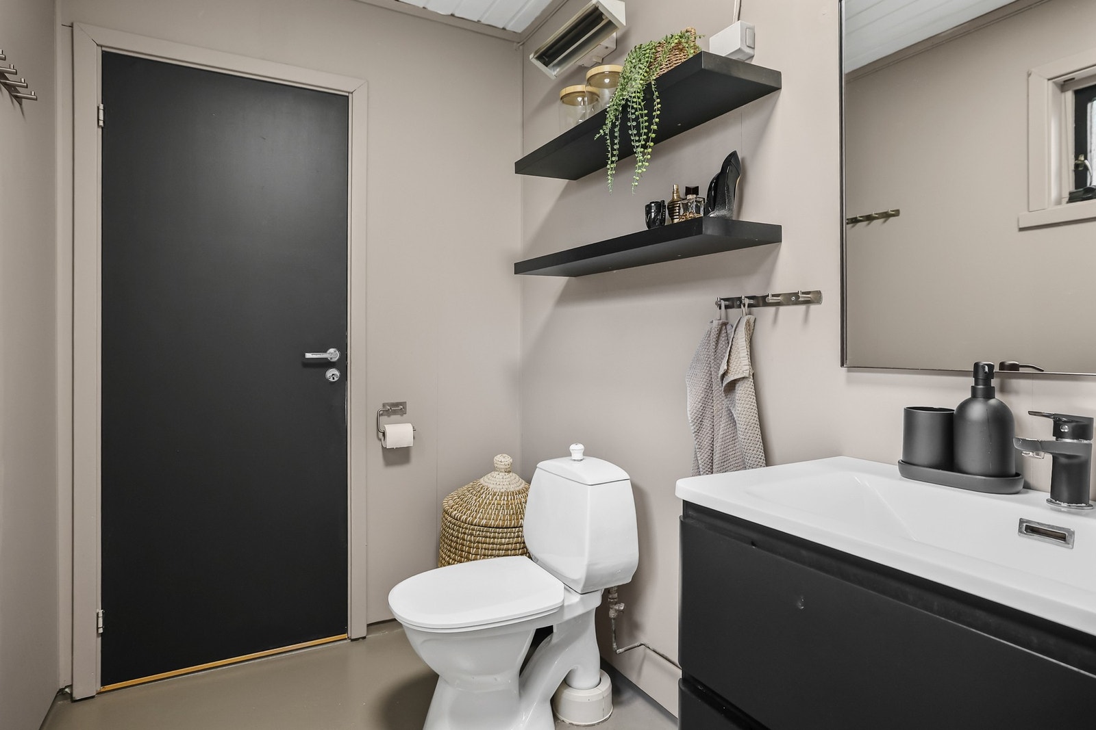 Innredning med servant, speil og oppbevaring. Galleribilde