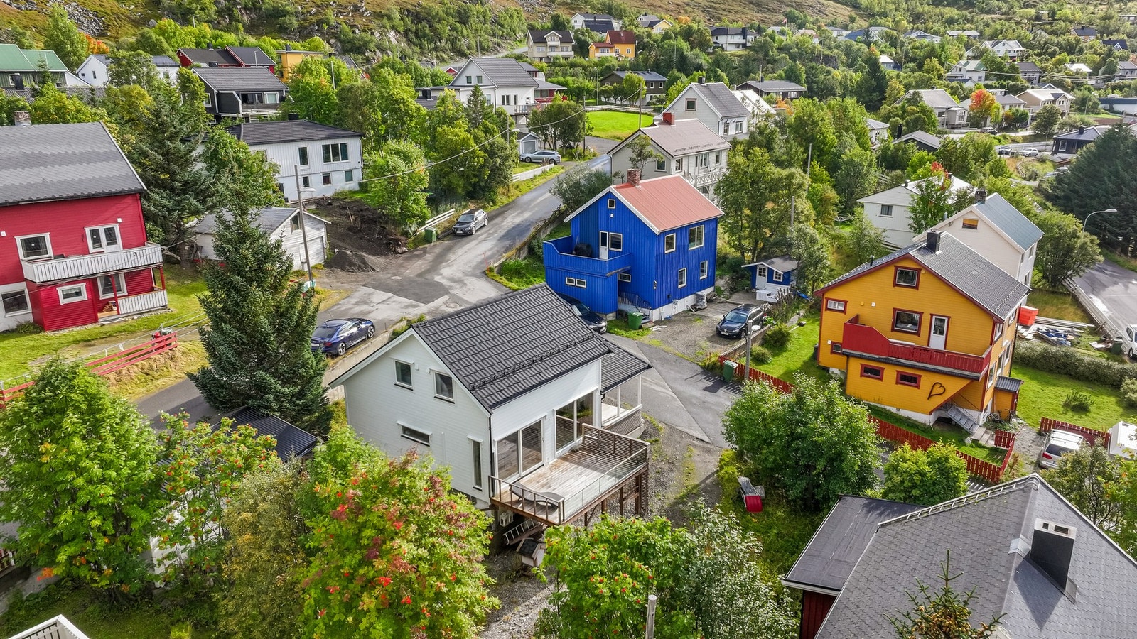 Boligen ligger i et etablert og rolig boligområde. Galleribilde