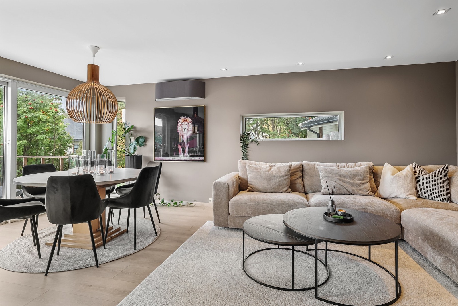 Stuen har god plass til både sofagruppe og spisebord. Galleribilde