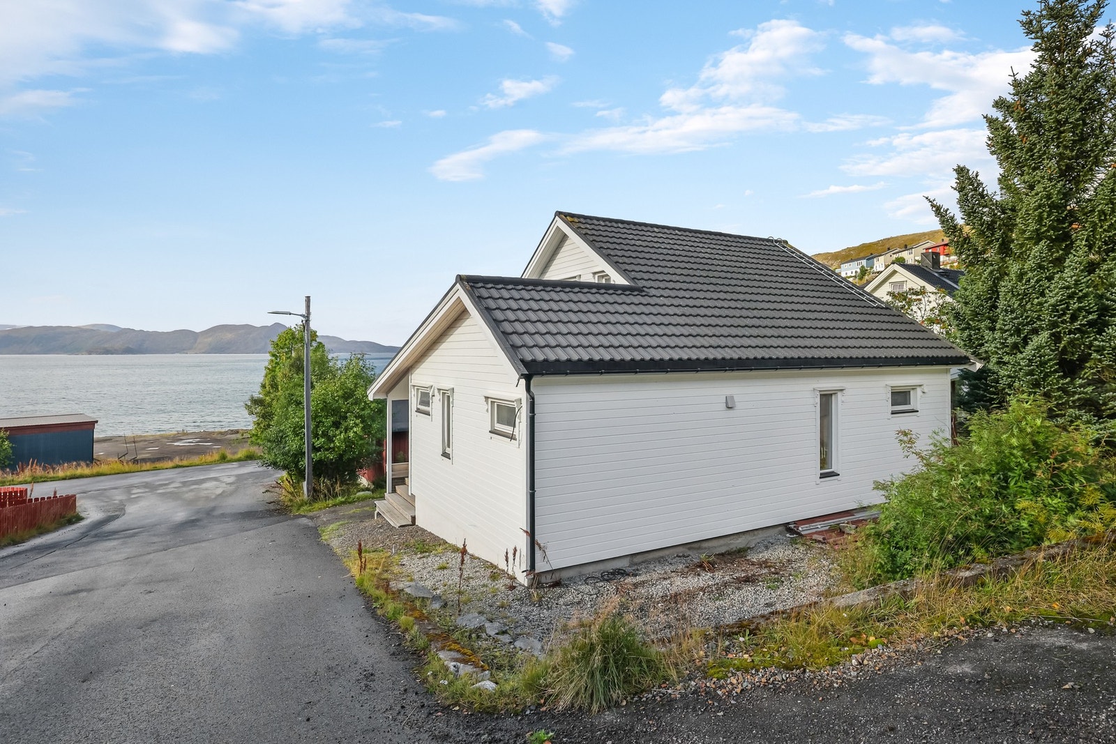 Boligen har oppgraderte vinduer fra 2015 og 2019. Galleribilde