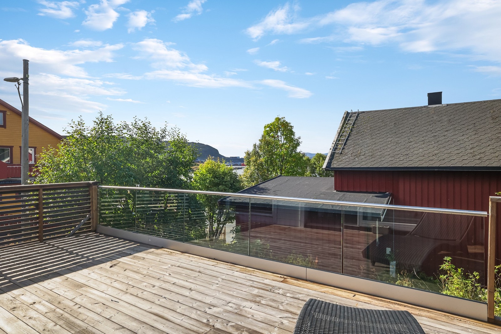 Terrassen har god plass til utemøbler og grill. Galleribilde