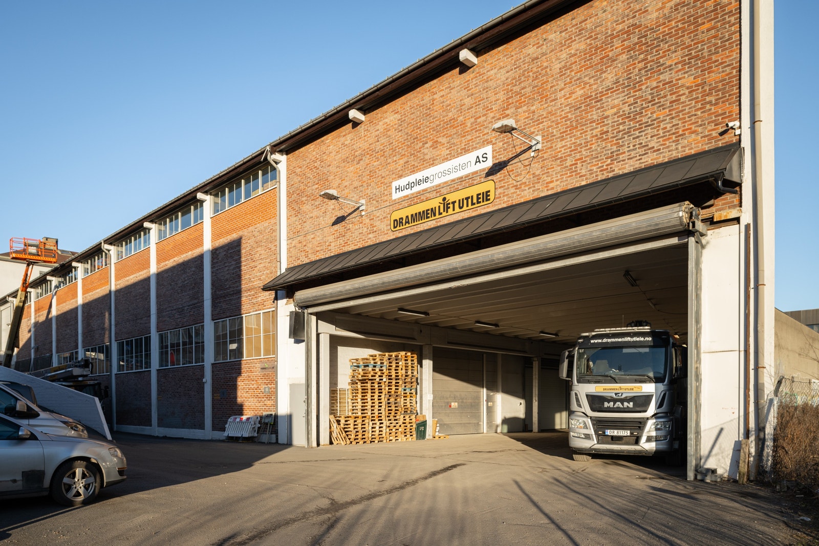 Overbygd lasteområde, det er varmekabler i bakken ned til dette område. Galleribilde