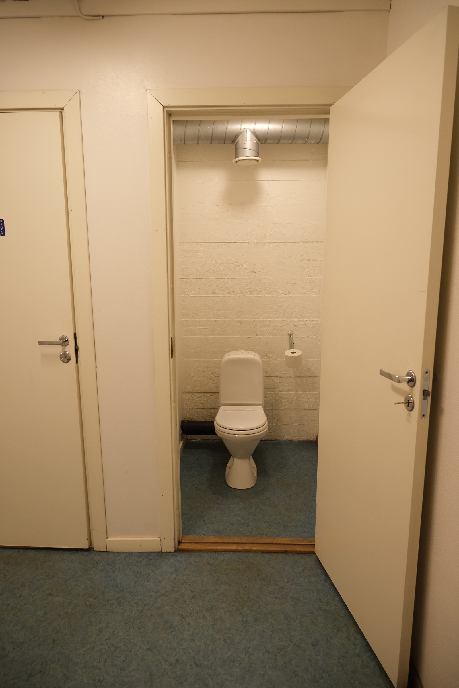 Fellestoalett i underetasje Galleribilde