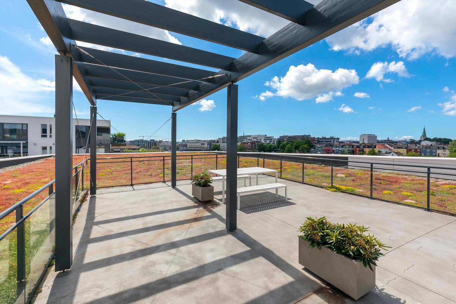 Flott takterrasse med nydelig utsikt til byen. Galleribilde