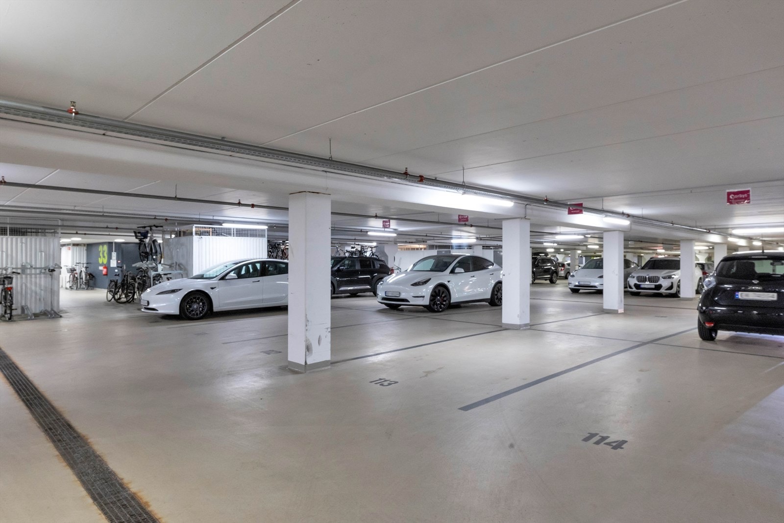 Stort garasjeanlegg i bygget u.etg. med heis. Galleribilde