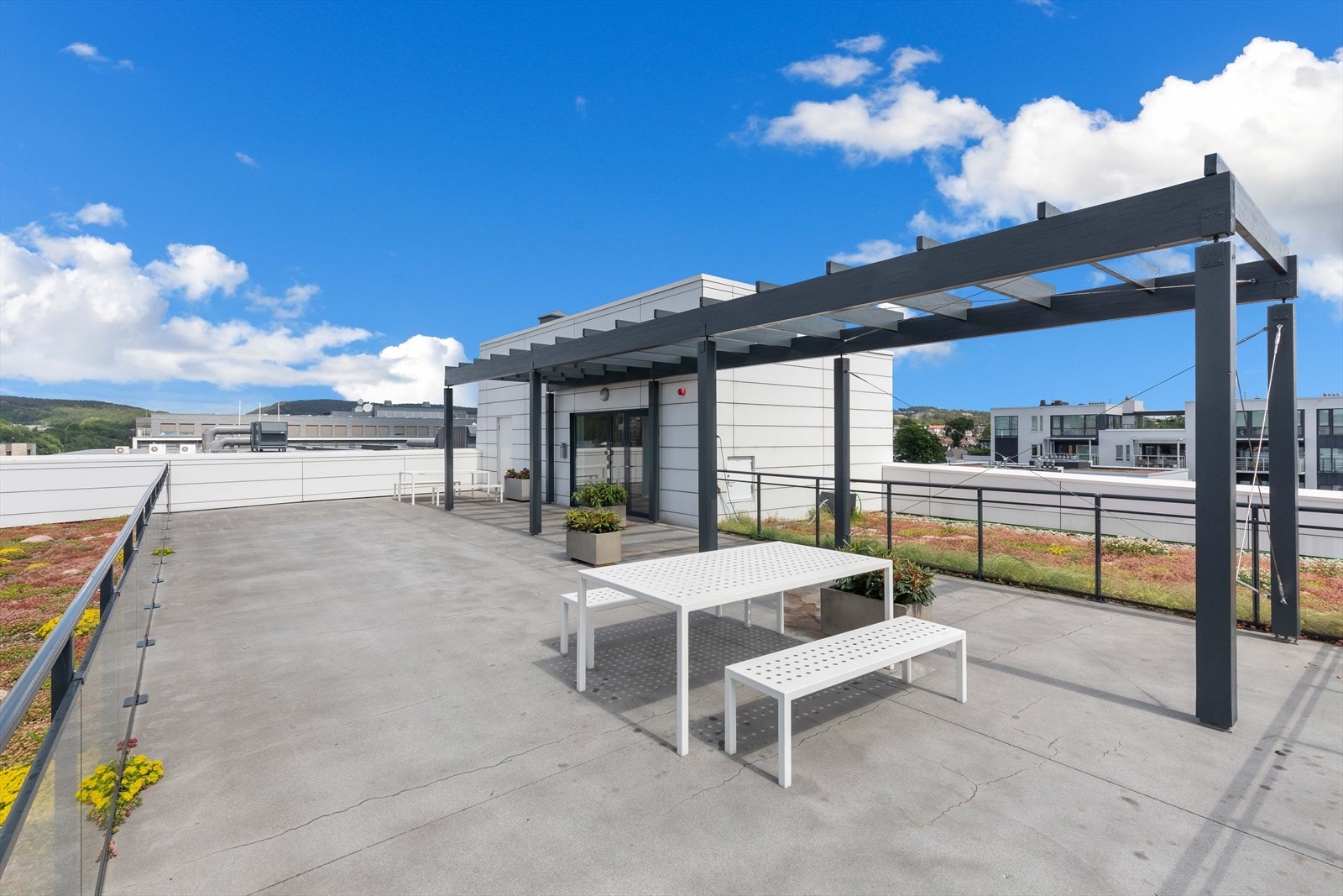 Flott takterrasse med nydelig utsikt til byen. Her kan du nyte lunsjen. Galleribilde