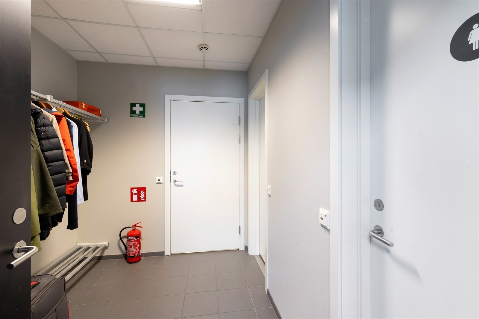 Garderobe med 3 bad. Galleribilde