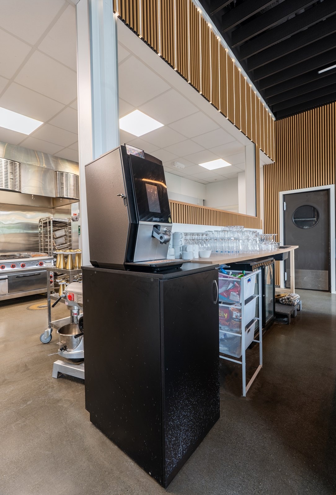 Energiløsningen til bygget er fjernvarme, fjernkjøling og elektrisk til lys og ventilasjon. Galleribilde