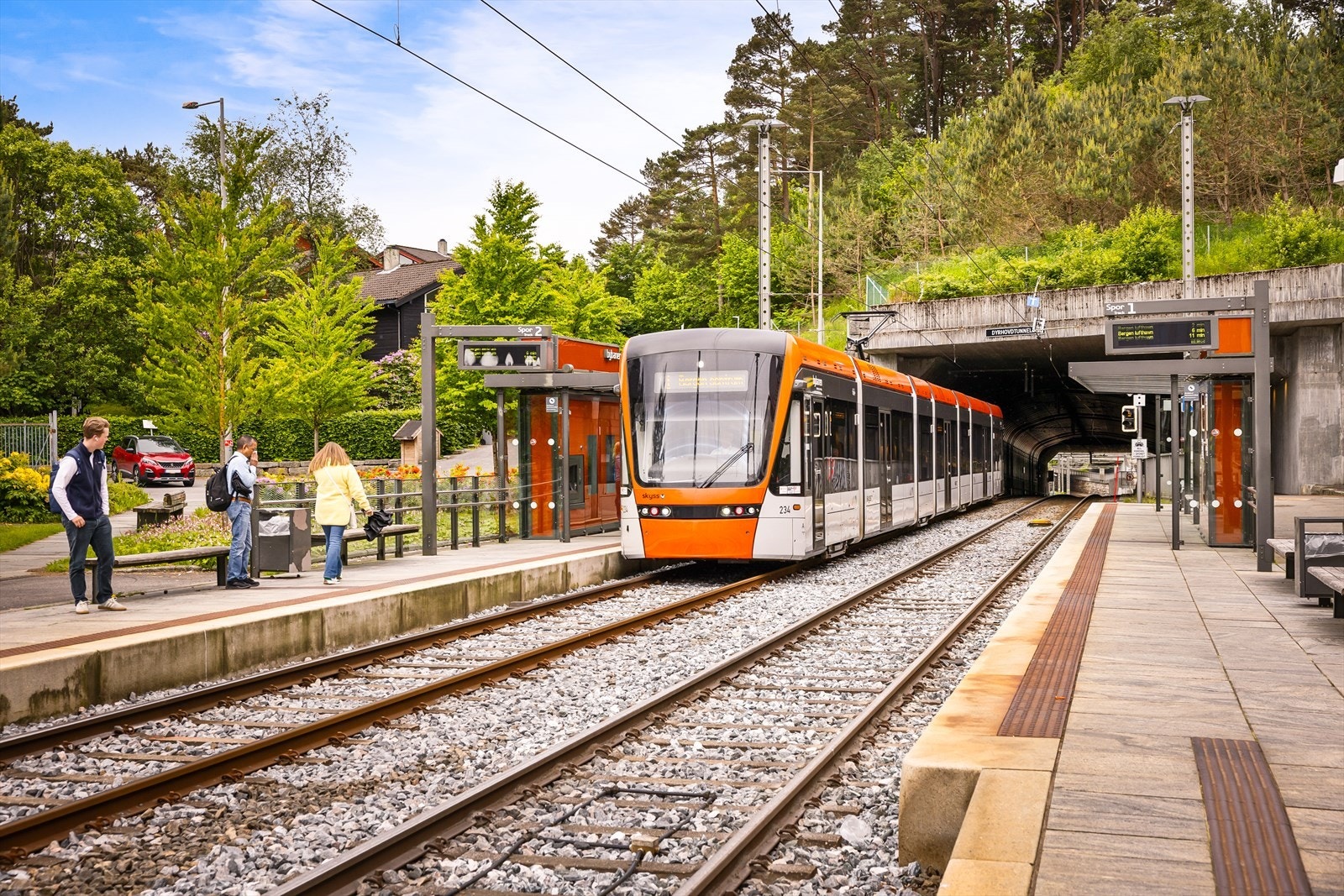 Eiendommen ligger rett over gaten fra Sandsli stasjon.