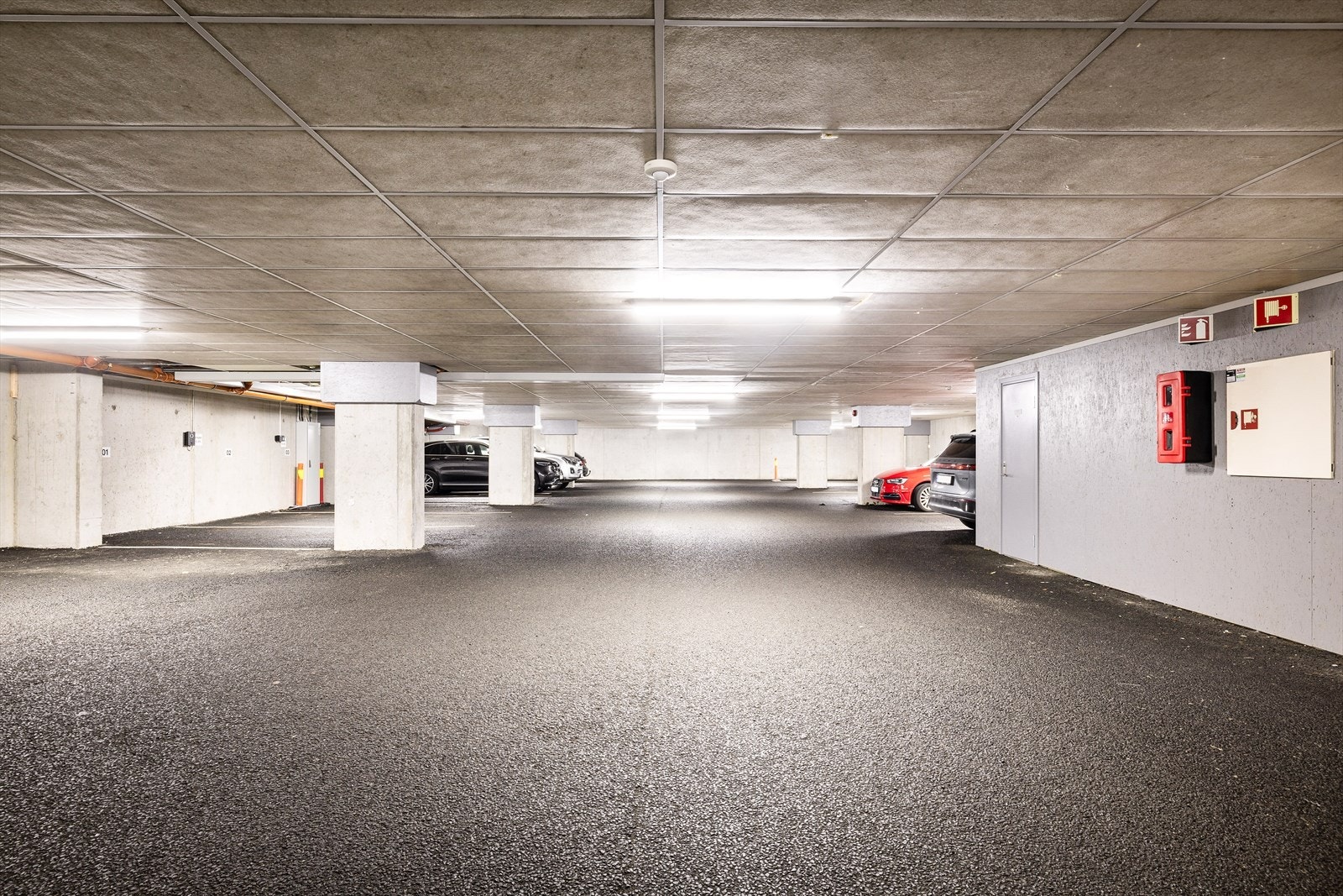 God parkeringsdekning i egen parkeringskjeller i tillegg til utendørs parkering.