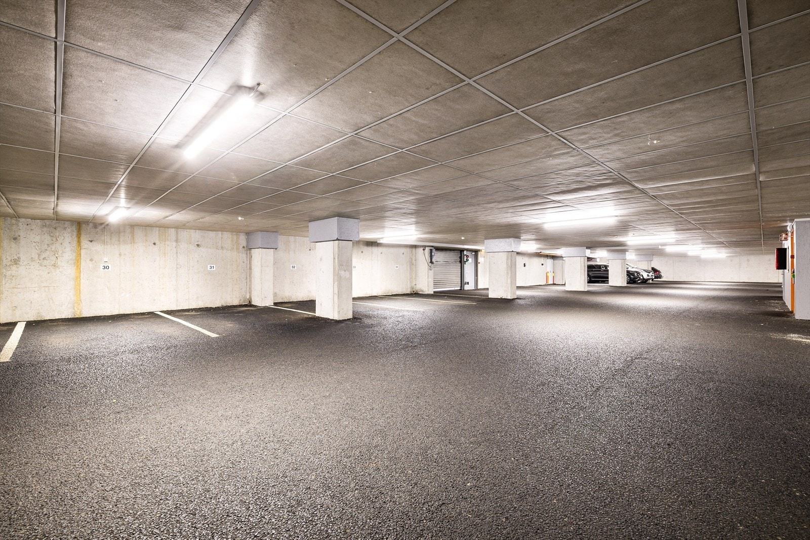 God parkeringsdekning i egen parkeringskjeller i tillegg til utendørs parkering.