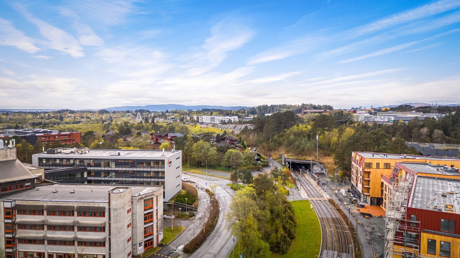Eiendommen ligger rett over gaten fra Sandsli Bybanestasjon.