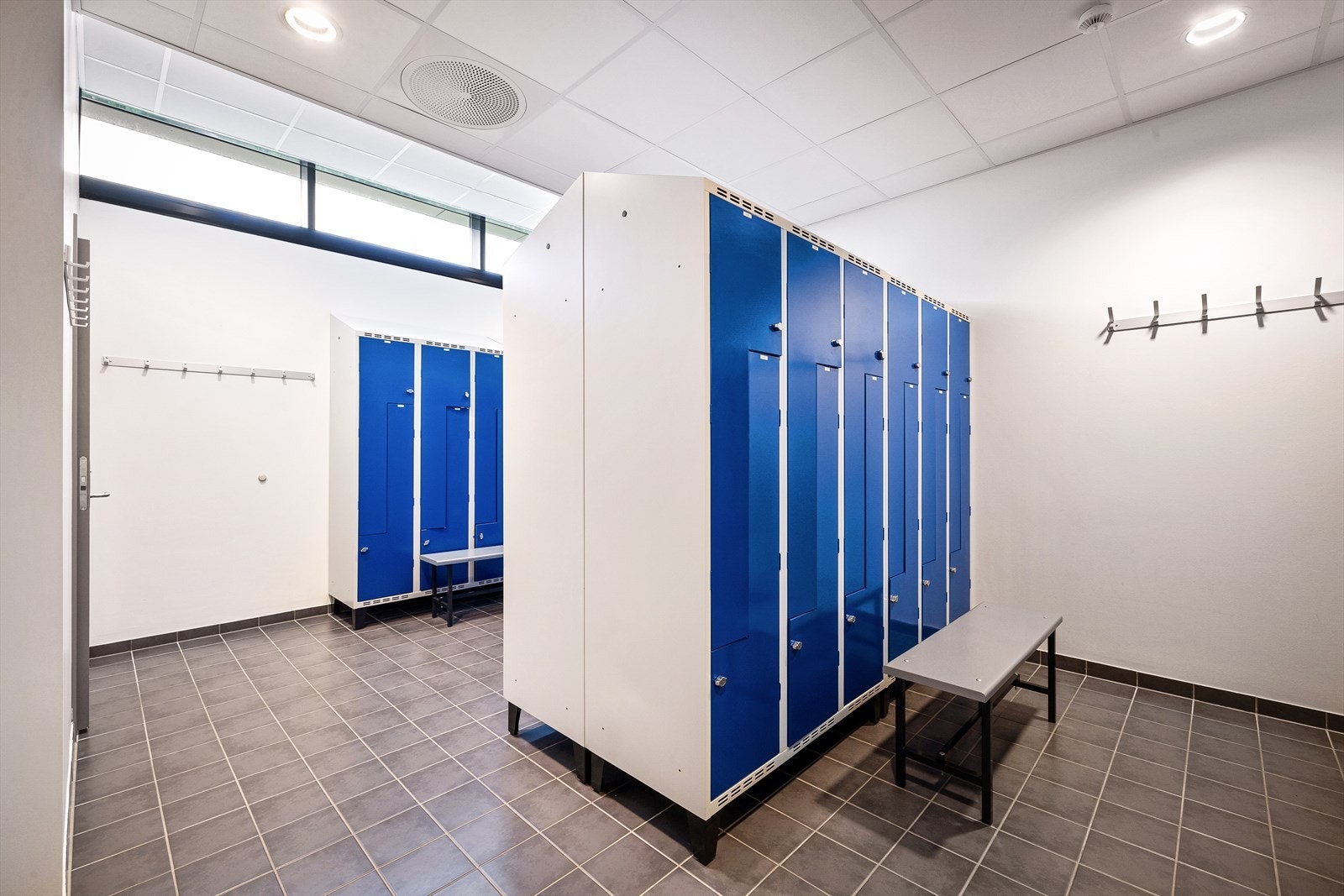 Eiendommen har garderobe fasiliteter med dusj.