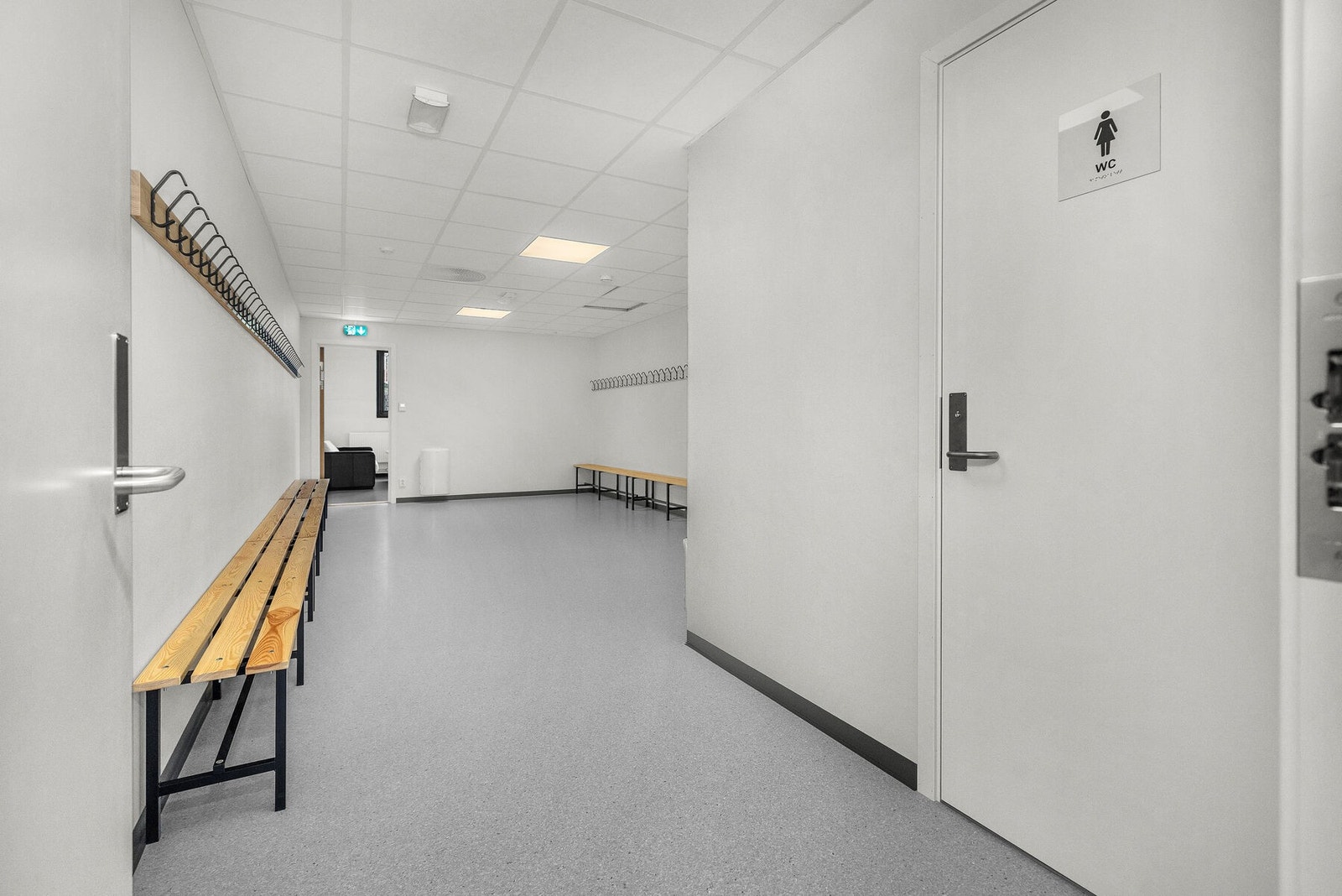 Kinobakken 1A - 1etg - Garderobe Kvinner Galleribilde