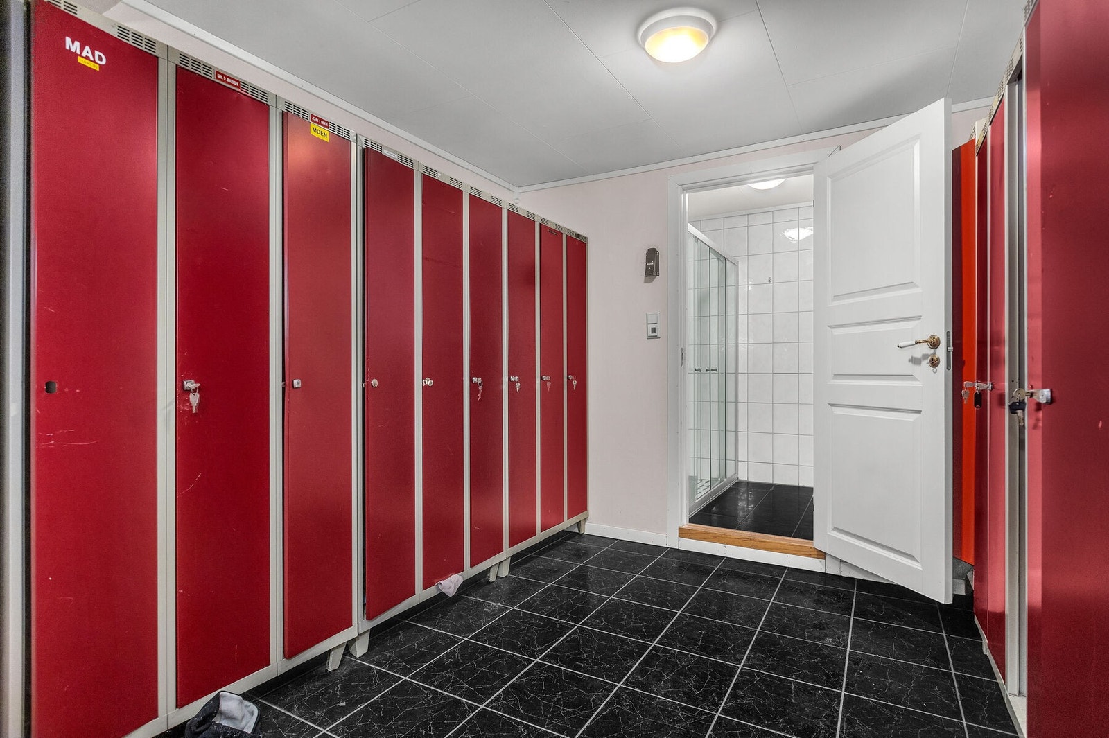 Brannbakken 1 - Brann - 2etg - Garderobe 2 Galleribilde