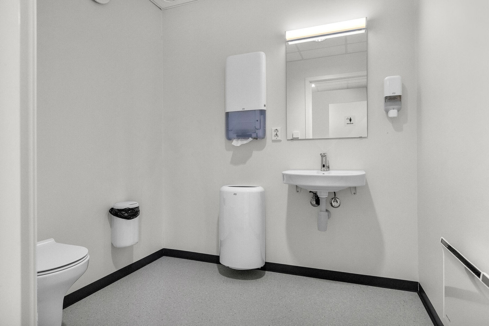 Kinobakken 1A - 1etg - Garderobe Kvinner - WC Galleribilde