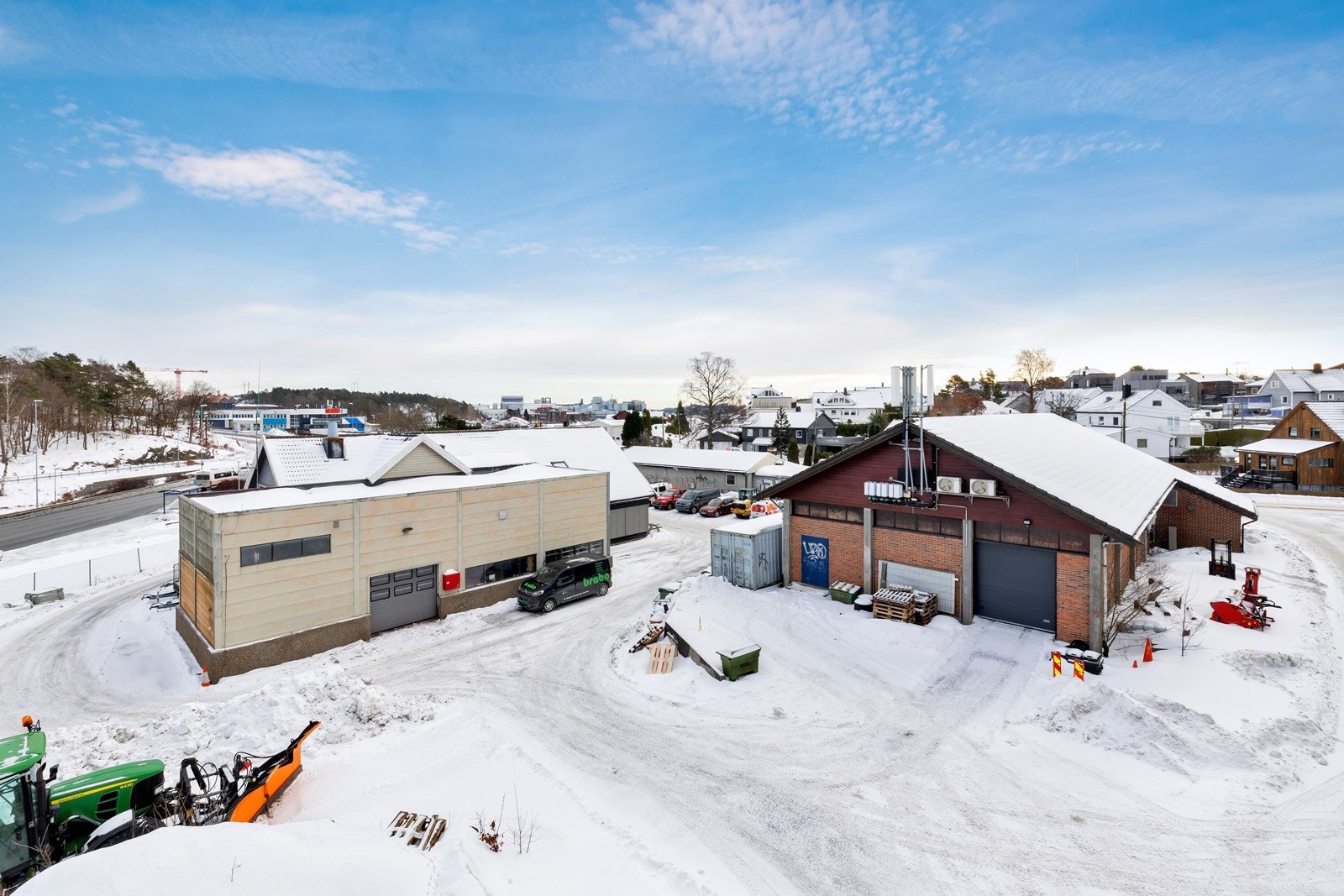 Oversiktsbilde med separat lagerhall på ca. 150 m2 til høyre. Galleribilde