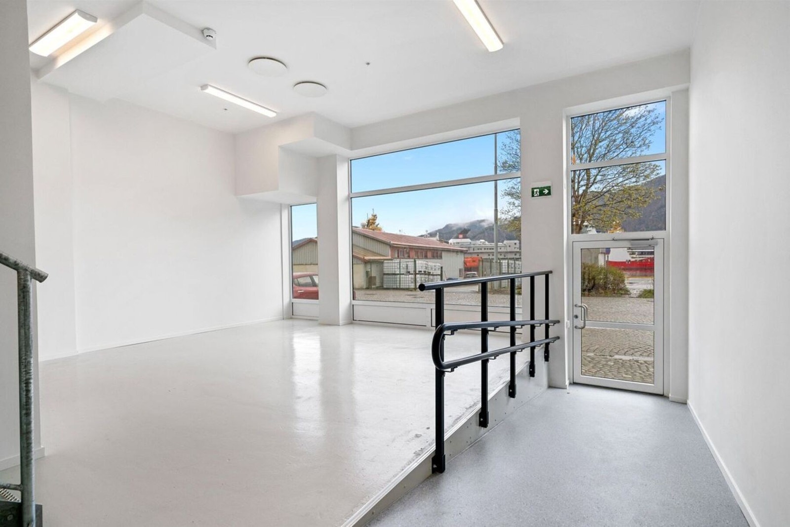 Utsnitt av inngangspartiet (det er kodelås på inngangsdøren). Lokalet leveres ledig for kjøper ved overtagelse. Galleribilde