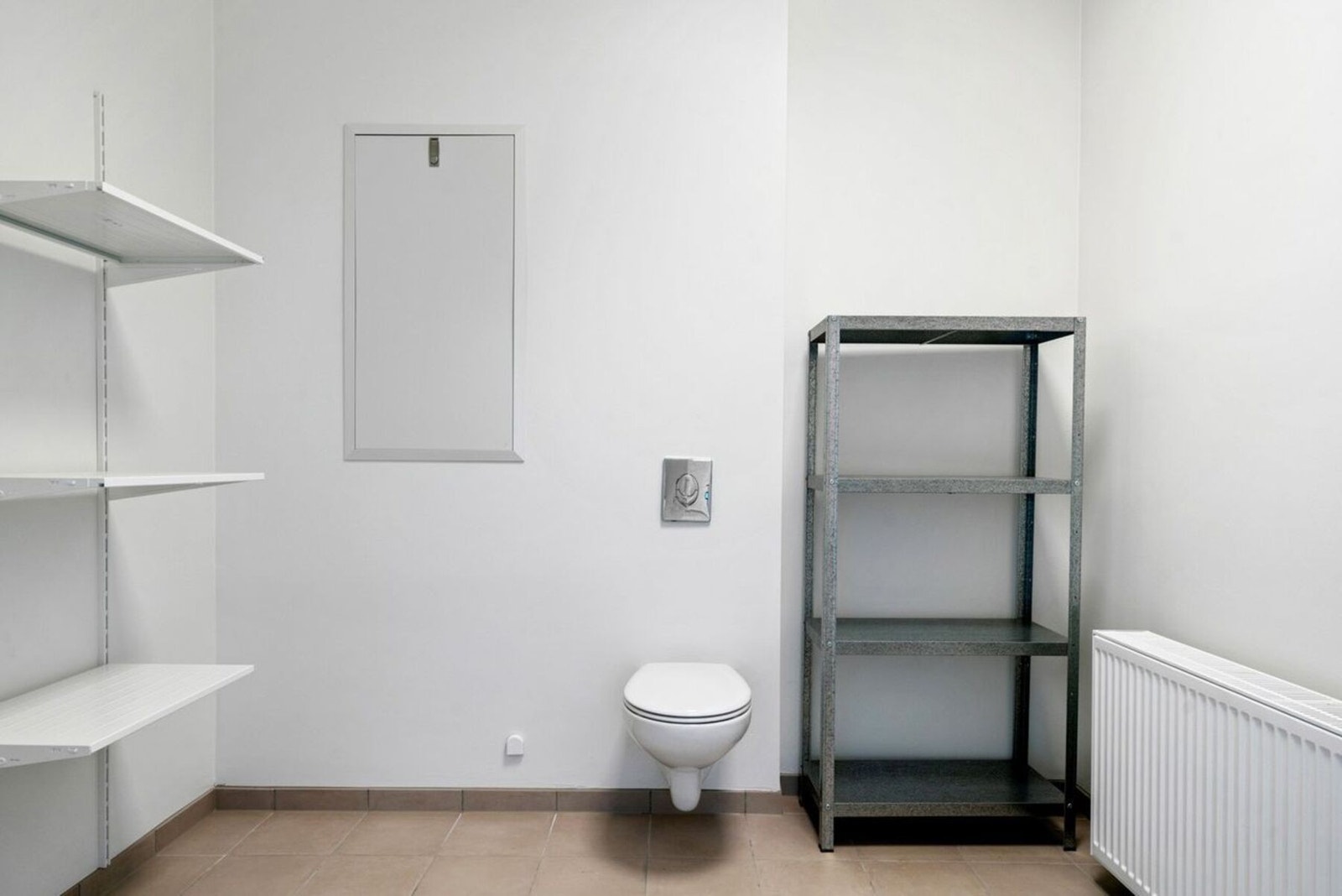 Badet er oppgradert med rør-i-rør system og flislagt gulv. Det er også innlagt fjernvarme i bygget med radiator på badet. Galleribilde