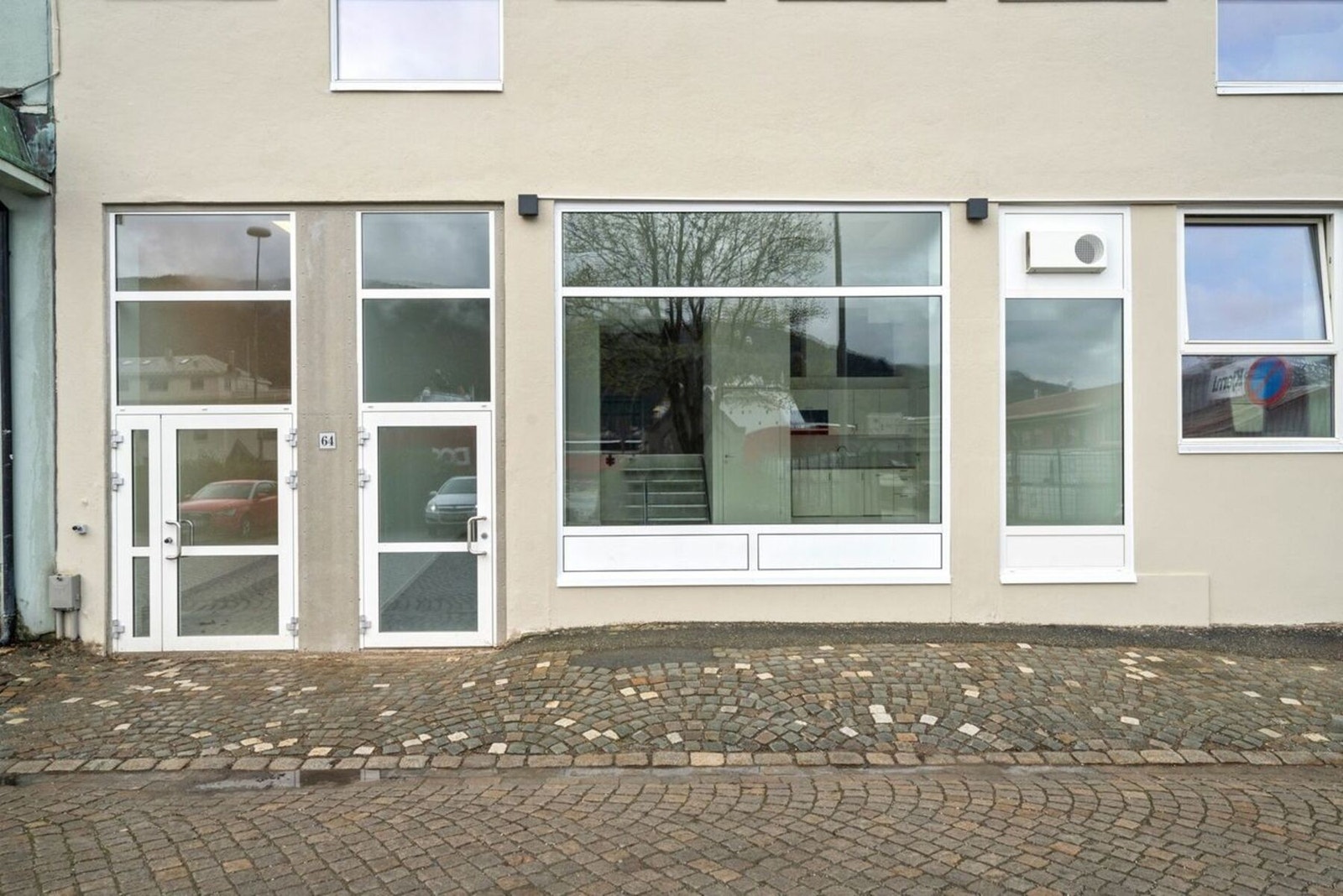 Lokalet er utleiet for kr 264.000,- pr. år. Leietaker dekker selv strøm, kommunale avgifter og øvrige driftskostnader. Galleribilde
