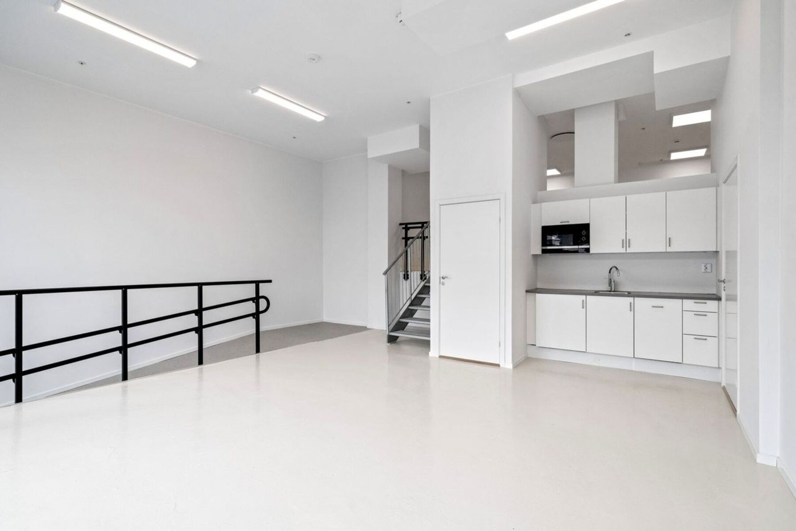 Lokalet går over to-plan og har en arealeffektiv romløsning. Samlet bruksareal utgjør 93 m² (BRA). Galleribilde