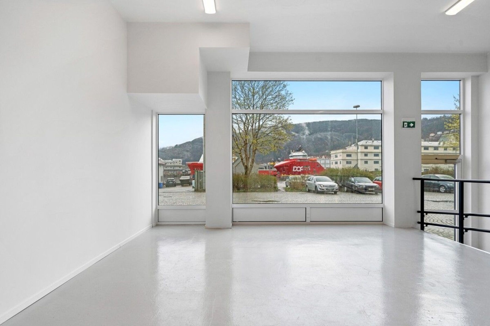 Overflatene er malt i lyse og nøytrale fargetoner. Det er linoleumsbelegg på gulvet. Galleribilde