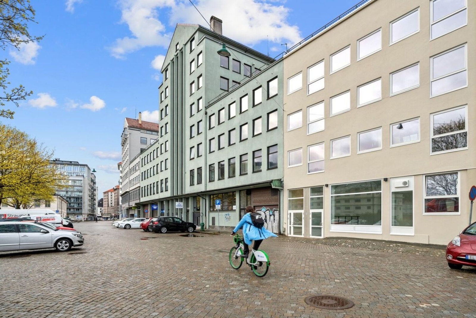 Det er offentlig parkering like ved, som gjør det enkelt for tilreisende kunder. Galleribilde