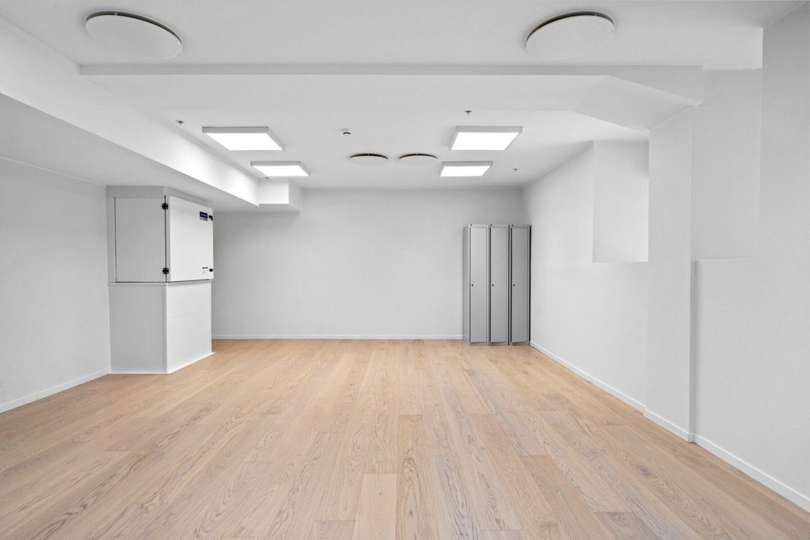 Flere lyspunkter i himlingen gir gode lys- og arbeidsforhold. Galleribilde
